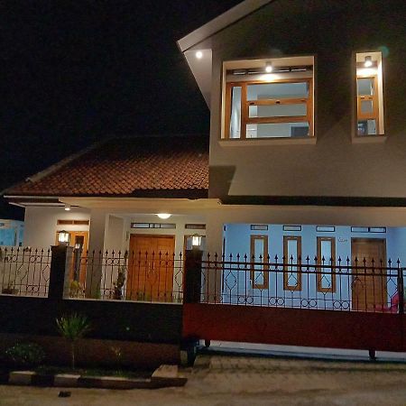 Guesthouse - Lubna Homestay Kuningan Exteriör bild