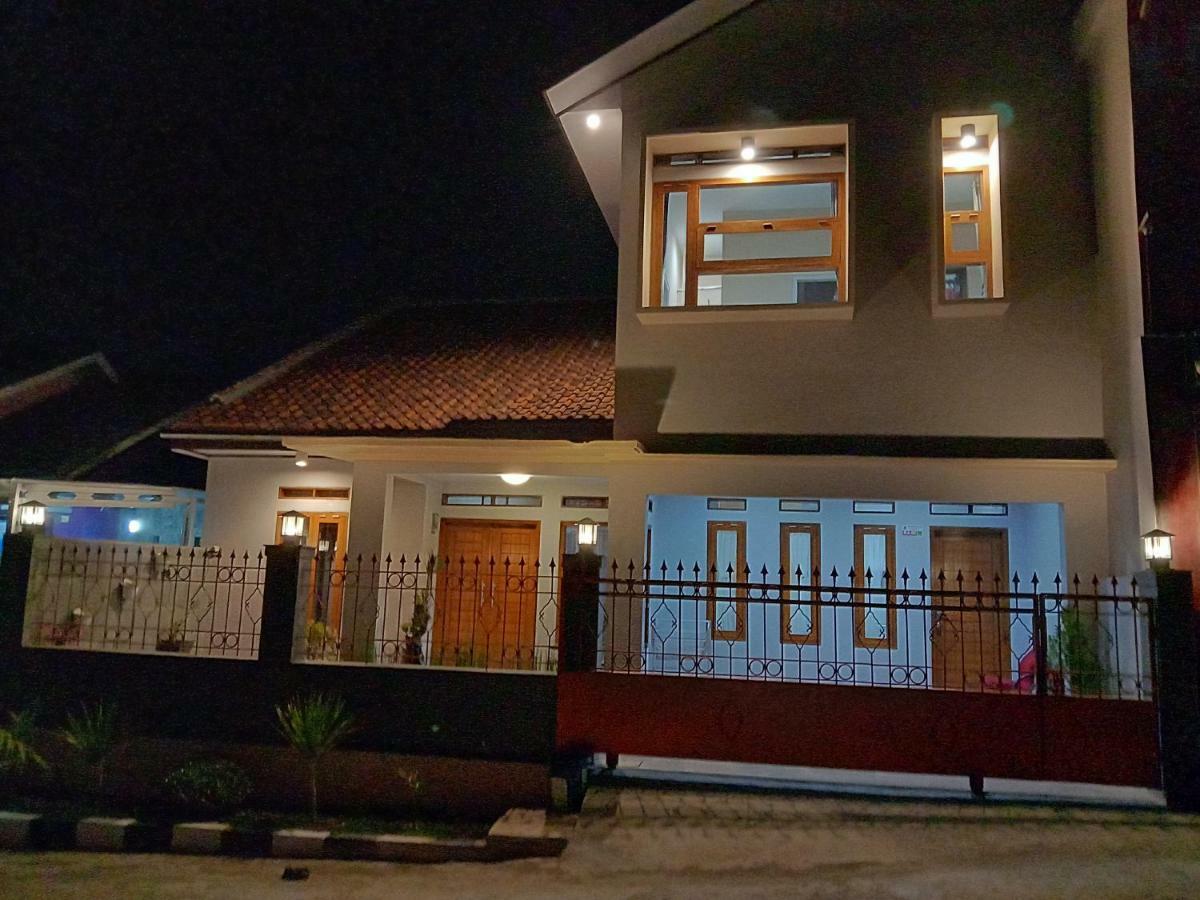 Guesthouse - Lubna Homestay Kuningan Exteriör bild