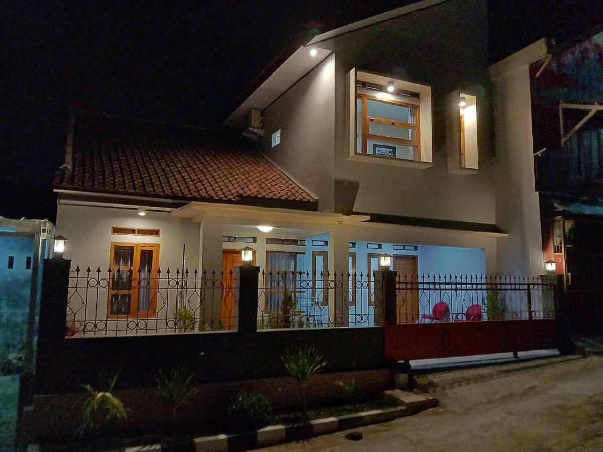 Guesthouse - Lubna Homestay Kuningan Exteriör bild