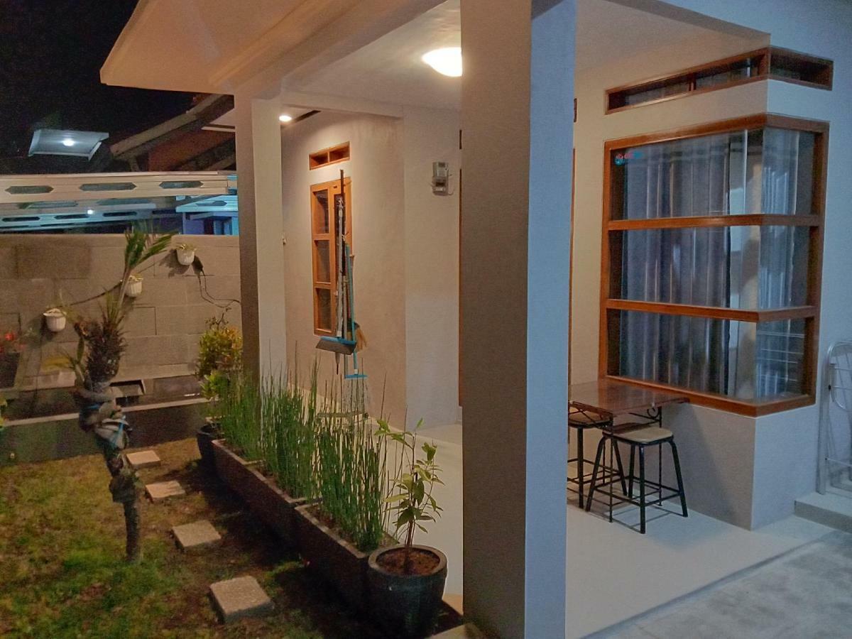 Guesthouse - Lubna Homestay Kuningan Exteriör bild